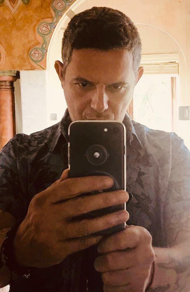 AlejandroSanz's tweet photo. Esta es mi cara de querer contaros algo. 
#buenasnoches https://t.co/P244Szns1i