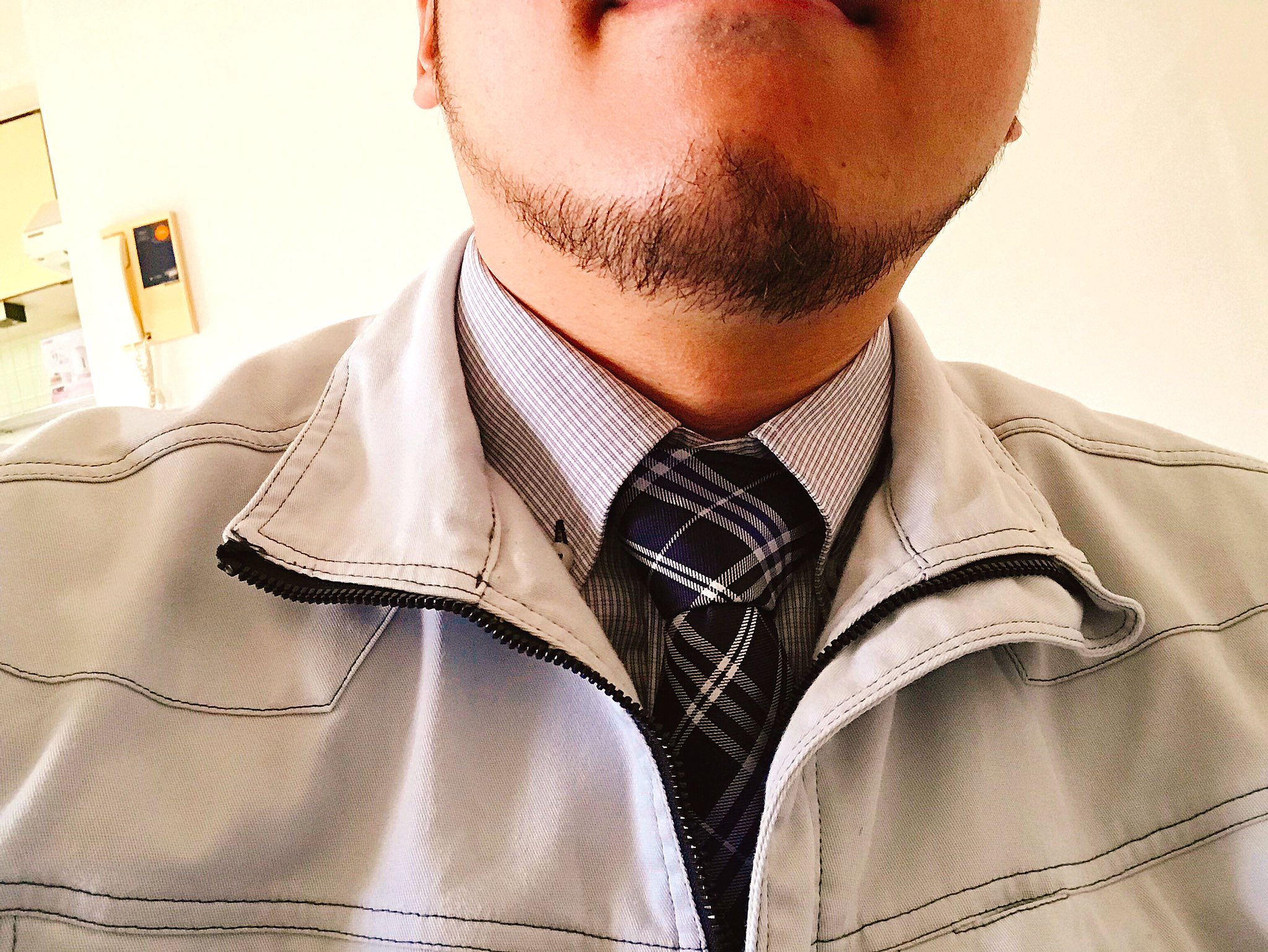 ぺそ ラウンドひげいいなぁ てよく言われるけど ボクのひげはミクロゲンパスタ製 朝晩の洗顔後にミクロゲンパスタを塗り込んで2ヶ月 塗らなくなって半年後にアゴひげが薄っすらできて 1年後にアゴひげ完成 2 3年したらラウンドひげまでできちゃっ