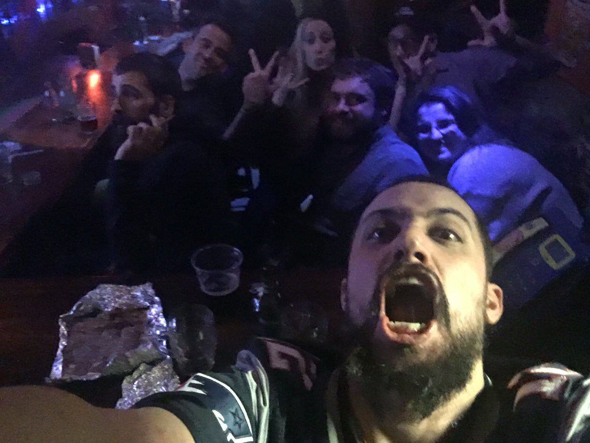 Sacais unos pies y no nos sacais a nosotros??? La mejor cuadrilla de Iturribide #VamosSuperBowl #patriots #barclandestino