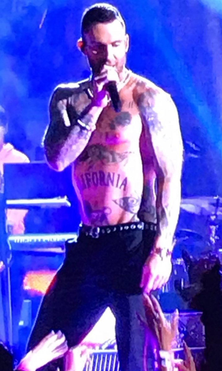 redditCBB's tweet photo. Who did it better, Adam Levine or David Bartell?

#SuperBowl https://t.co/TjMFXSSKMq