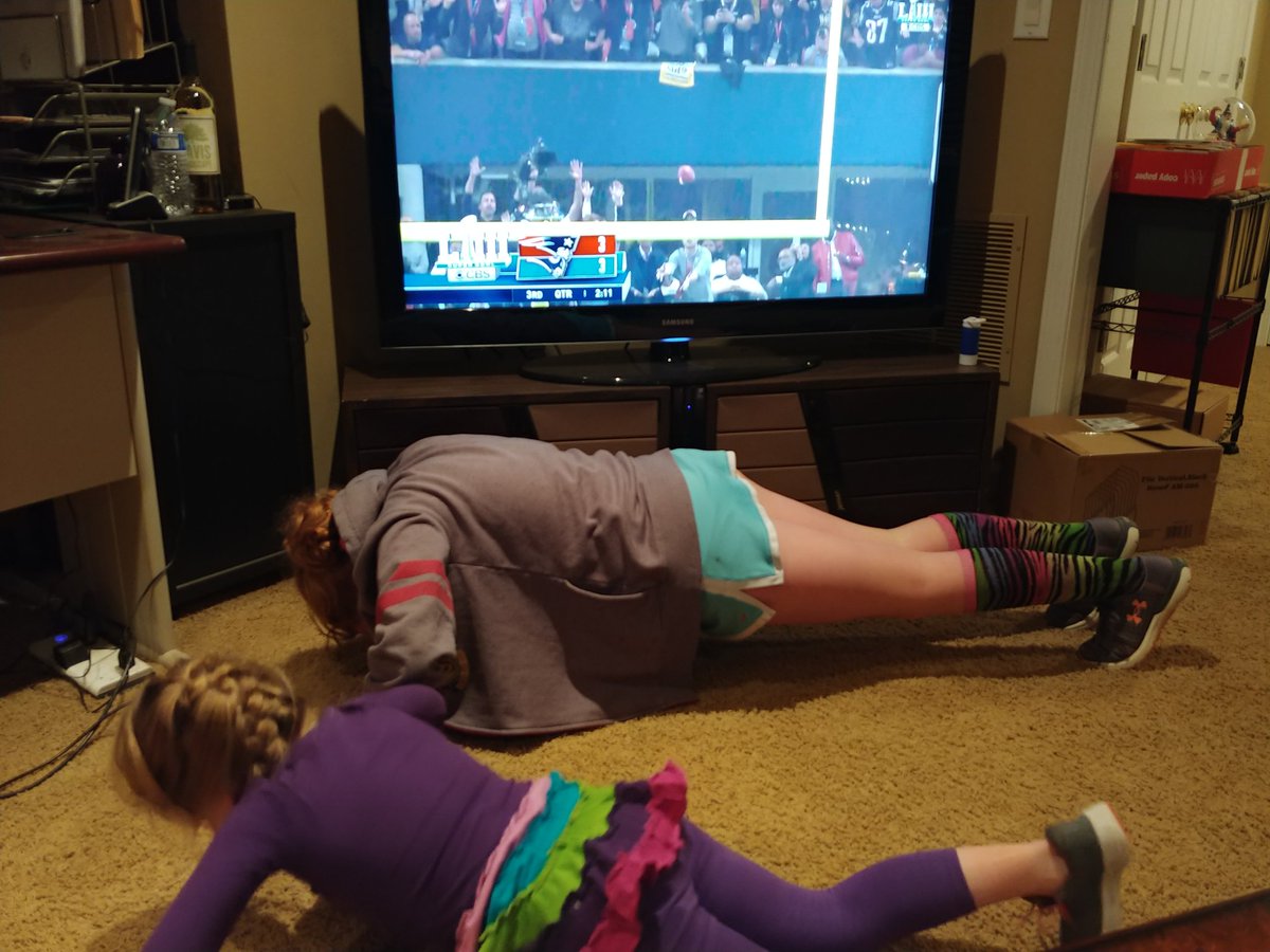 jnflanders1's tweet photo. 6 Push-ups.  #sharonstrong #pepushups4points @SharonElemS  @fun2befit4life https://t.co/aBZpGvKuuY