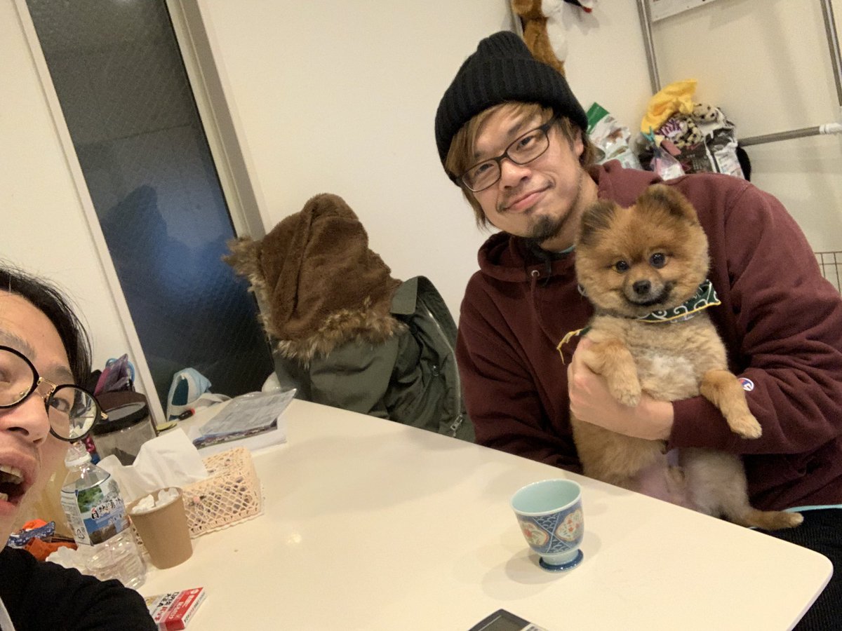 matsubara_kobe's tweet photo. 【質問】
アポなしで病院にお見舞いに来て、でももう退院してて、「せっかくここまで来たから」って図々しく病人の家まで押しかけてきた10-FEET TAKUMAくん。「今、笑うと肺が苦しくて死にそうになる」って何回も言ってるのにバリボケてくるから、これって刑法第203条 殺人未遂罪に入るんですかね？ https://t.co/LzaSXBfWE6