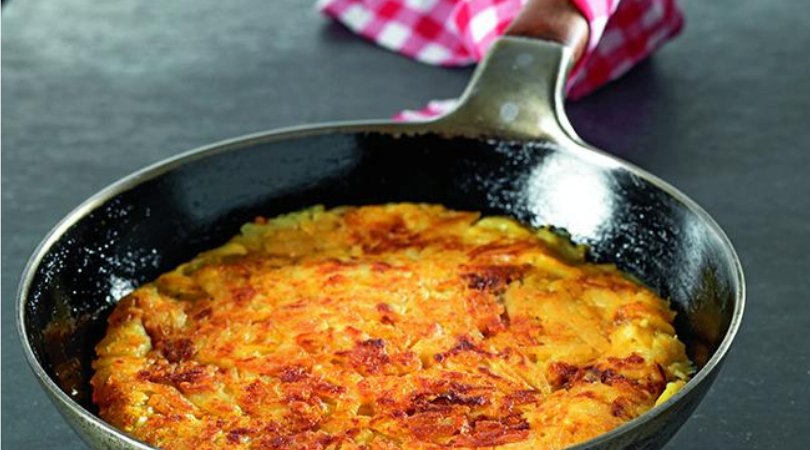AbtSwitzerland's tweet photo. It's #MotivationMonday! 
Let's start the week right - with food. 😊 
One of #Switzerland's national dishes is the so called "#Rösti". It only requires one main ingredient: potatoes! 
Get the recipe down below and let us know what your national dish is! 👇 
https://t.co/jRQQzNyBsE https://t.co/SekaredxNY