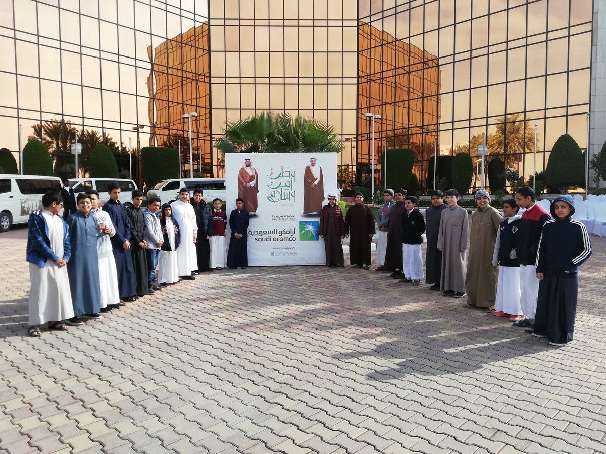 طلاب #متوسطة_الرواد_فرع_المنصورة التابعة ل #مكتب_التعليم_بالعزيزية يقومون بزيارة  معرض (وطن أمن وسلام) الأحد 1440/5/28الذي نظمته مؤسسة اليمامة الصحفية، بهدف تحذير الطلاب من آفة الإرهاب، والتي تبيين دور المواطن في ثوب رجل  الامن في حماية الوطن الغالي من كل شر

حفظ الله بلادنا.