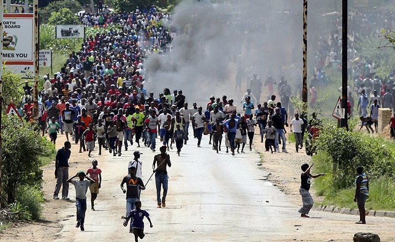 #Zimbabwe: 'Human rights doctors who have been treating the wounded are now in hiding as the state is hunting them down for treating victims of military and police brutality which has resulted in several deaths and injuries to civilians' allafrica.com/stories/201902… #ZimbabweShutDown