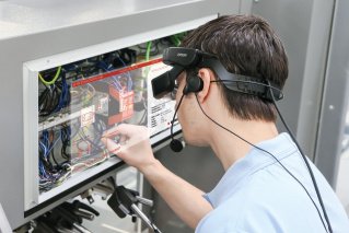 Augmented reality headset changes the way real-time customer service is delivered no matter where in the world you are <a href="/BOBSTglobal/">BOBST</a> proprint.com.au/News/392790,bo…