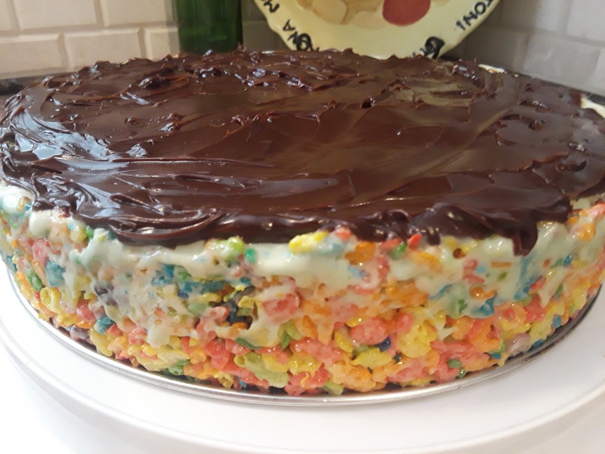 tmcarbonaro's tweet photo. Homemade Icecream Cake w/ marshmallow fruity pebble base and hot fudge topping. Thanks to @JeffMauro for the idea. This is a kicked up version of your icecream pie 😉🎂 yummo
#icecream #cake #thekitchen @FoodNetwork https://t.co/JCEYwnff2x
