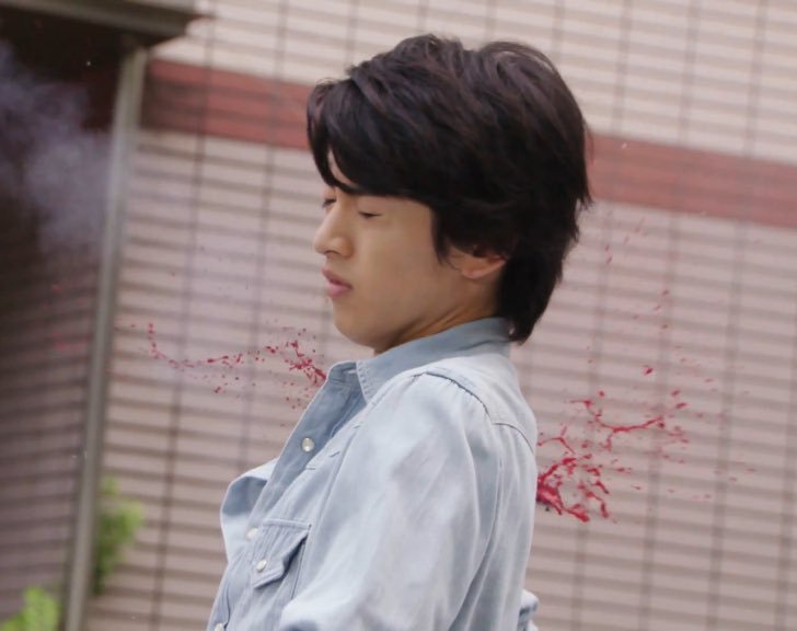 外伝ブレイブの永夢：浅倉威にボコボコにされガラス片が詰められた