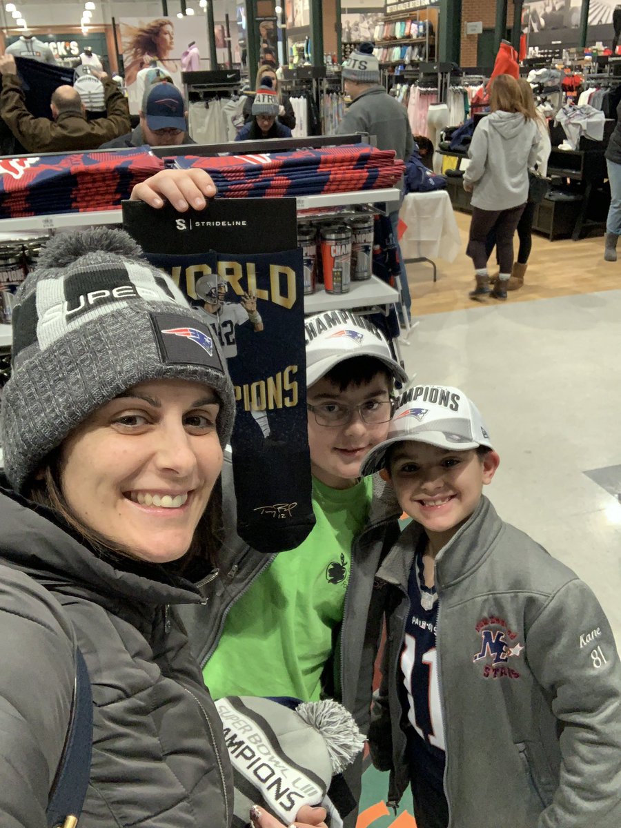 michelle_mkane's tweet image. Nothing like a quick stop at Dick’s for our #PatsNation Super Bowl LIII gear before bed #BlitzForSix #SuperBowl2019 #SuperBowlLlll