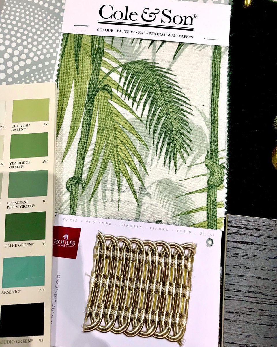 kensingtondesign Tropical patterns paired with a green & gold scheme have us pining for long summer days 🌴 Browse our range of @cole_and_son_wallpapers and fabrics online and in-store 💚
•
•
#interiordesign #interiors #fabrics #luxuryfabrics #tropicalpattern #greenandgold