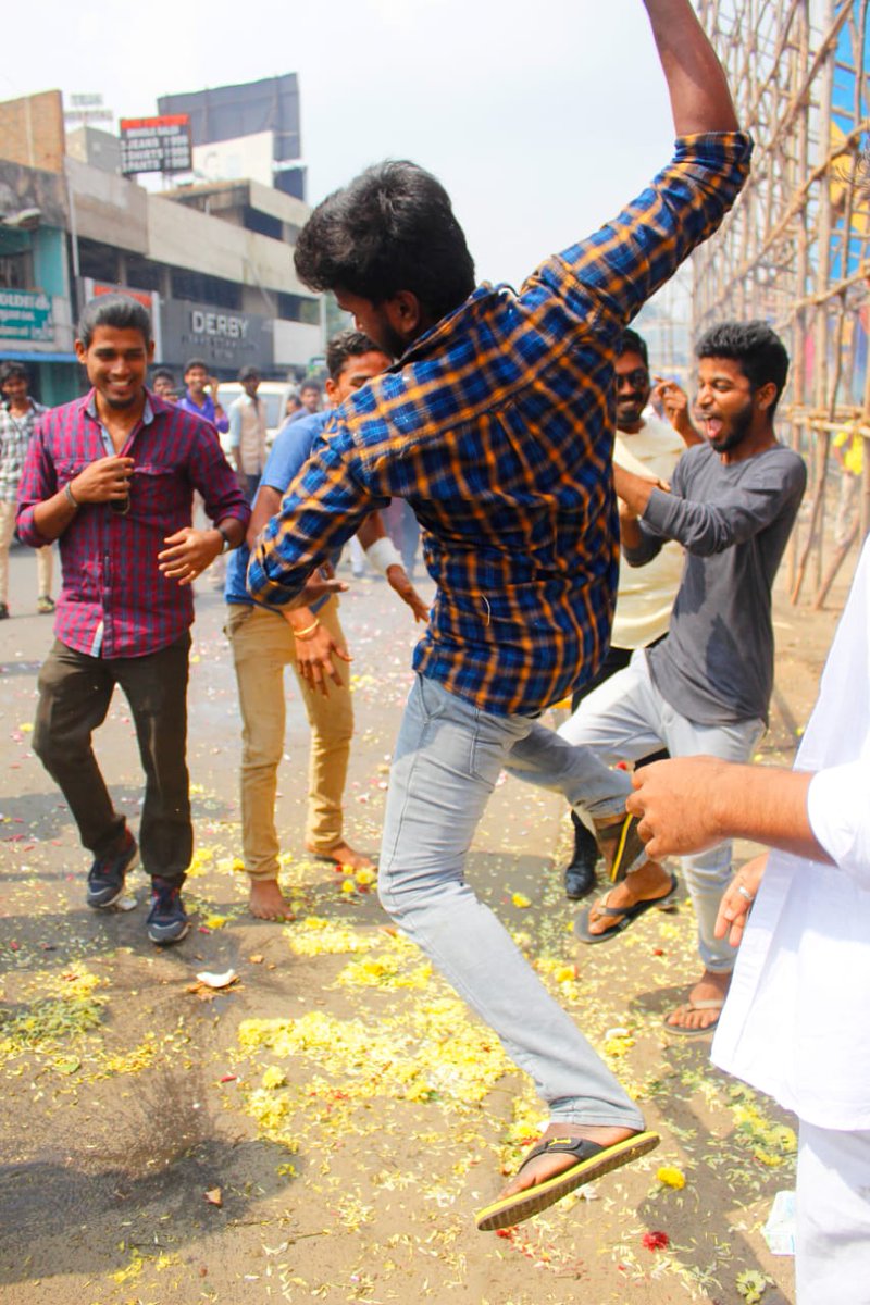SimbuPrakash_'s tweet photo. #VRV #FDFS Mass Celebration at  @rakkicinemas | #VanthaRajavathaanVaruven  | #simbufans #VRVFDFS 
@BoopathyDeepan @hariharannaidu   
@aditi1231 @ELAKKS 👍 https://t.co/hZ2vaNjY2g