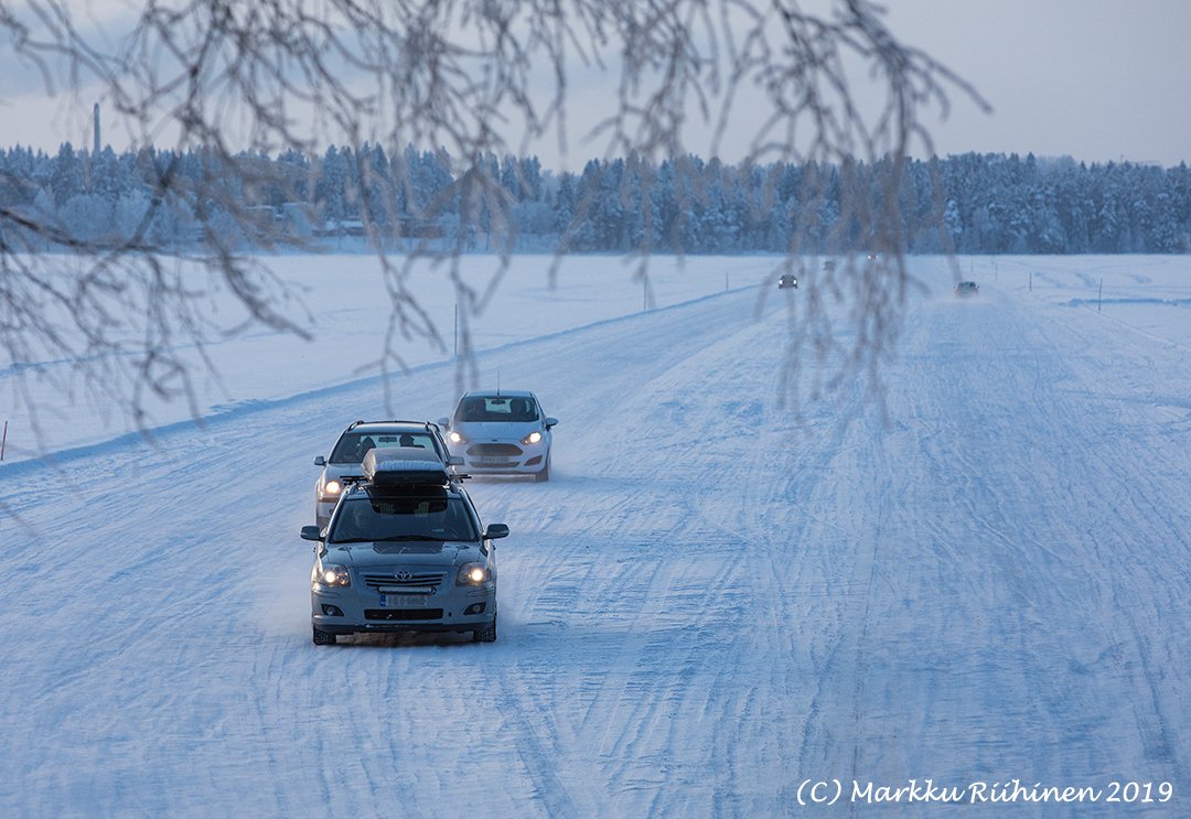 MarkkuRiihinen's tweet photo. An ice road is open now
#Lake #Kallavesi
#Kuopio #Finland
#traffic #ice #iceroad
#IceRoadDriver #road
#snow #winter #weather
#travel #nature #photography
#ajokeli #lumi #jää #jäätie
#talvi #liikenne #valokuvaus
#matkailu #sää #luonto https://t.co/dbdI4sBU0t