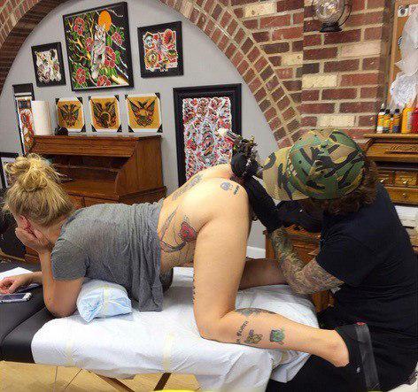 BekkyPerry's tweet photo. What kind of Tattoo she get.
#tattoo #ass https://t.co/VE4jMUe5Aw