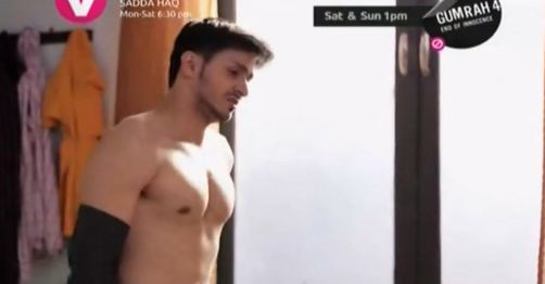 Can you count the number of times #Randhir was shown shirtless?😝
Strange na... the shirtless stunt was always used for emotional reasons rather than seductive activities. Scene execution from such different angle bolo #Saddahaq kaise miss na karein? 

#Sandhir 😍