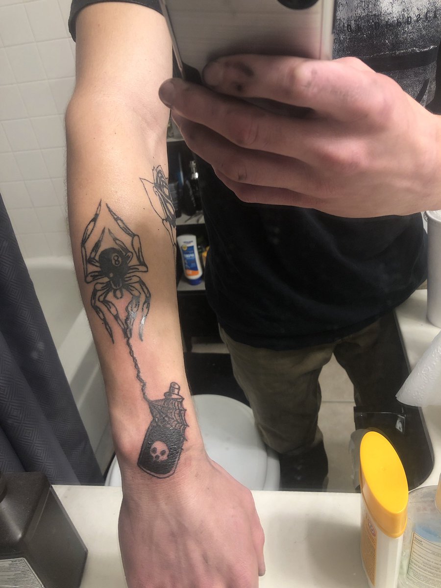 kbf_'s tweet image. Did this spider piece on myself last week and just now did the webbed bottle of poison to start putting this whole piece together 💉🔥