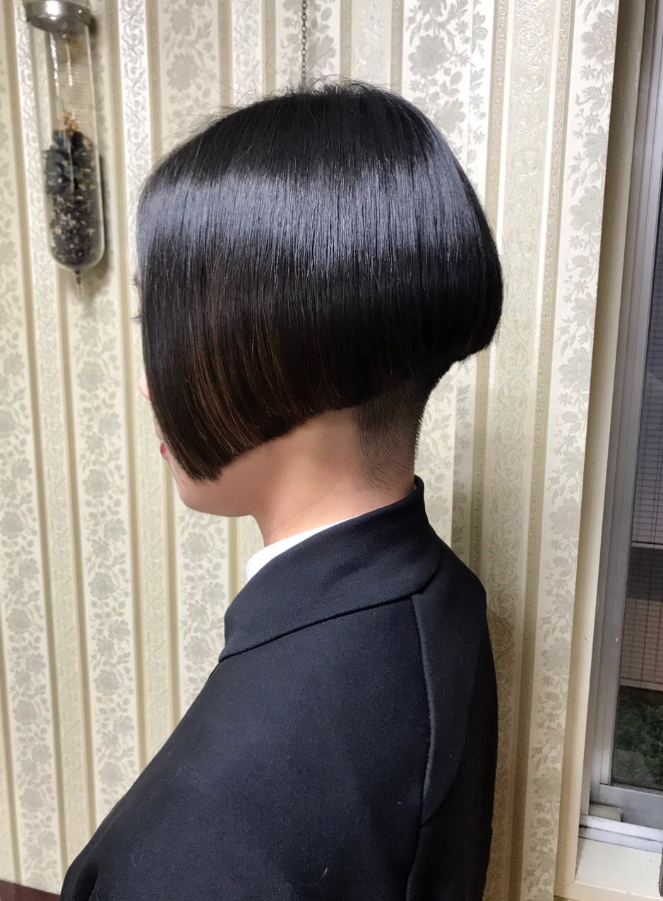 シャンテグラム ヘアスタイル紹介 襟足を3ミリで刈り上げた シャープな前下がりショートボブ お顔周りの髪の毛を ギリギリ耳にかけられる長さに残して 雰囲気を変えてスタイリングができるようにいたしました モード系のお洋服がとってもお似合い