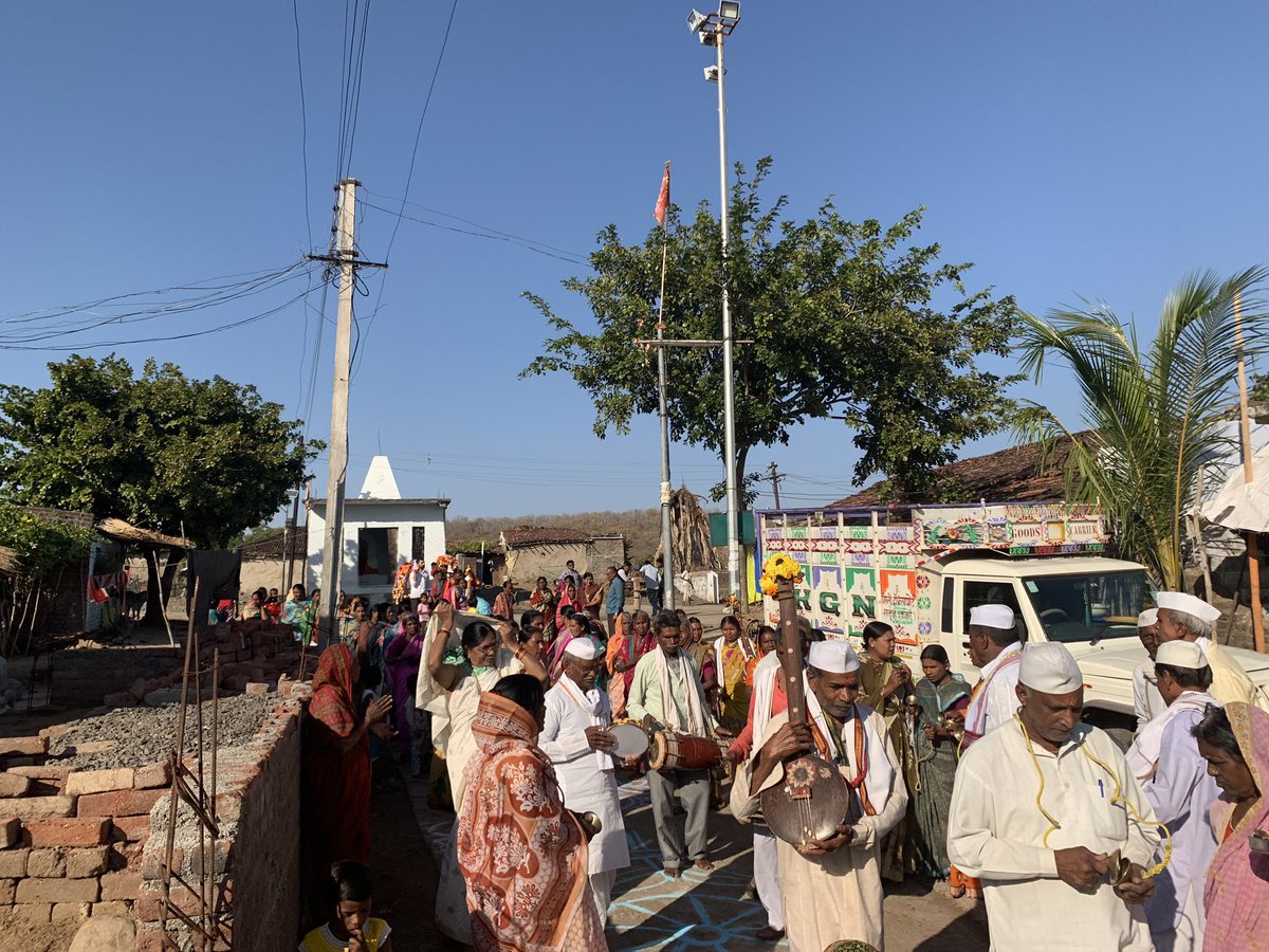 samirdeshmukh_'s tweet photo. .#सालई_कला येथे मंदीरात श्री.विठ्ठल रुक्मिणी ची मूर्ती स्थापना करण्यात आली. थापने नंतर देवस्थान तर्फे श्री.विठ्ठल रुक्मिणी व श्री. संत विश्वनाथनजी महाराज यांच्या पालखी सोहळ्याचे आयोजन करण्यात आले. आयोजित दिंडी व पालखी मिरवणुकीचे मी दर्शन घेतले व सहभागी झालो. #Seloo #Wardha https://t.co/y7JEQX9owA