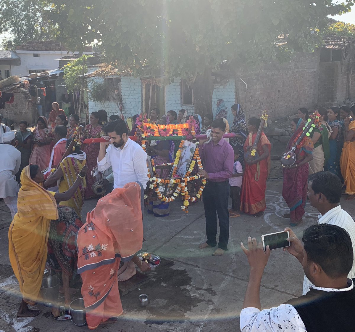 samirdeshmukh_'s tweet photo. .#सालई_कला येथे मंदीरात श्री.विठ्ठल रुक्मिणी ची मूर्ती स्थापना करण्यात आली. थापने नंतर देवस्थान तर्फे श्री.विठ्ठल रुक्मिणी व श्री. संत विश्वनाथनजी महाराज यांच्या पालखी सोहळ्याचे आयोजन करण्यात आले. आयोजित दिंडी व पालखी मिरवणुकीचे मी दर्शन घेतले व सहभागी झालो. #Seloo #Wardha https://t.co/y7JEQX9owA