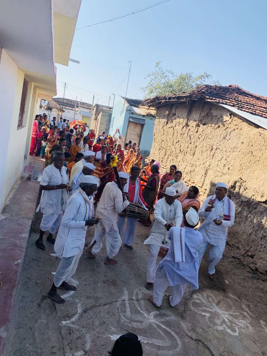 samirdeshmukh_'s tweet photo. .#सालई_कला येथे मंदीरात श्री.विठ्ठल रुक्मिणी ची मूर्ती स्थापना करण्यात आली. थापने नंतर देवस्थान तर्फे श्री.विठ्ठल रुक्मिणी व श्री. संत विश्वनाथनजी महाराज यांच्या पालखी सोहळ्याचे आयोजन करण्यात आले. आयोजित दिंडी व पालखी मिरवणुकीचे मी दर्शन घेतले व सहभागी झालो. #Seloo #Wardha https://t.co/y7JEQX9owA