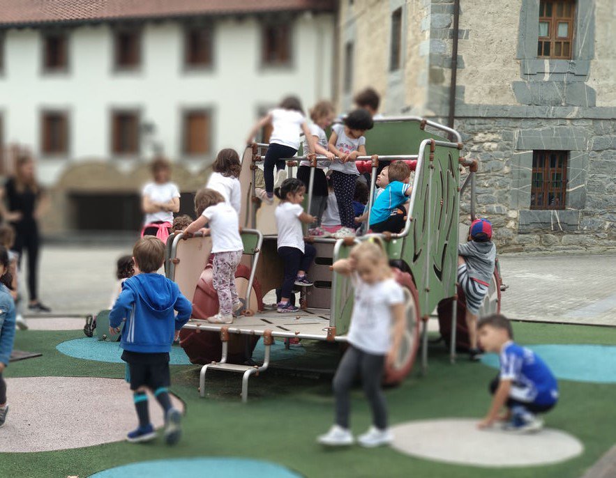 EspanjaCom's tweet image. Suomalainen KiVa Koulu -ohjelma toimii myös Navarran ja Baskimaan kouluissa. Vuonna 2016 jopa 16,6 % kärsi koulukiusaamisesta, 2018 luku on enää 8,1 %.  Vuonna 2016 aktiivisia koulukiusaajia oli noin joka kymmenes, 2018 enää 3,8 %. 
#kivakoulu #espanja
bit.ly/2D3ts1I