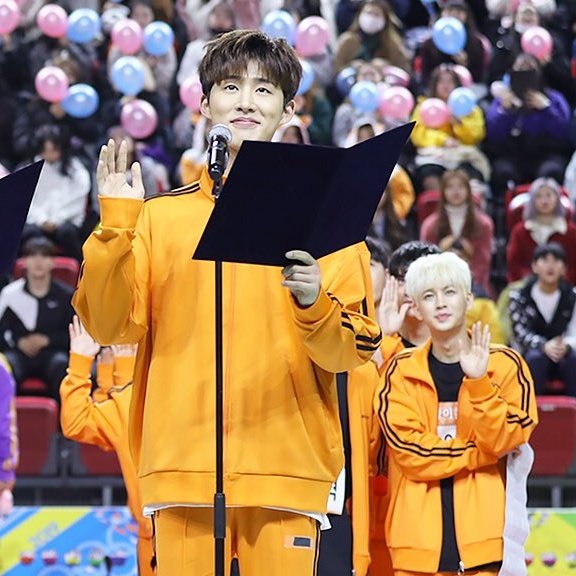 ikonicshawol's tweet photo. Song Yunhyeong, your hand 🤦🏻‍♀️ https://t.co/njNiLne3F8