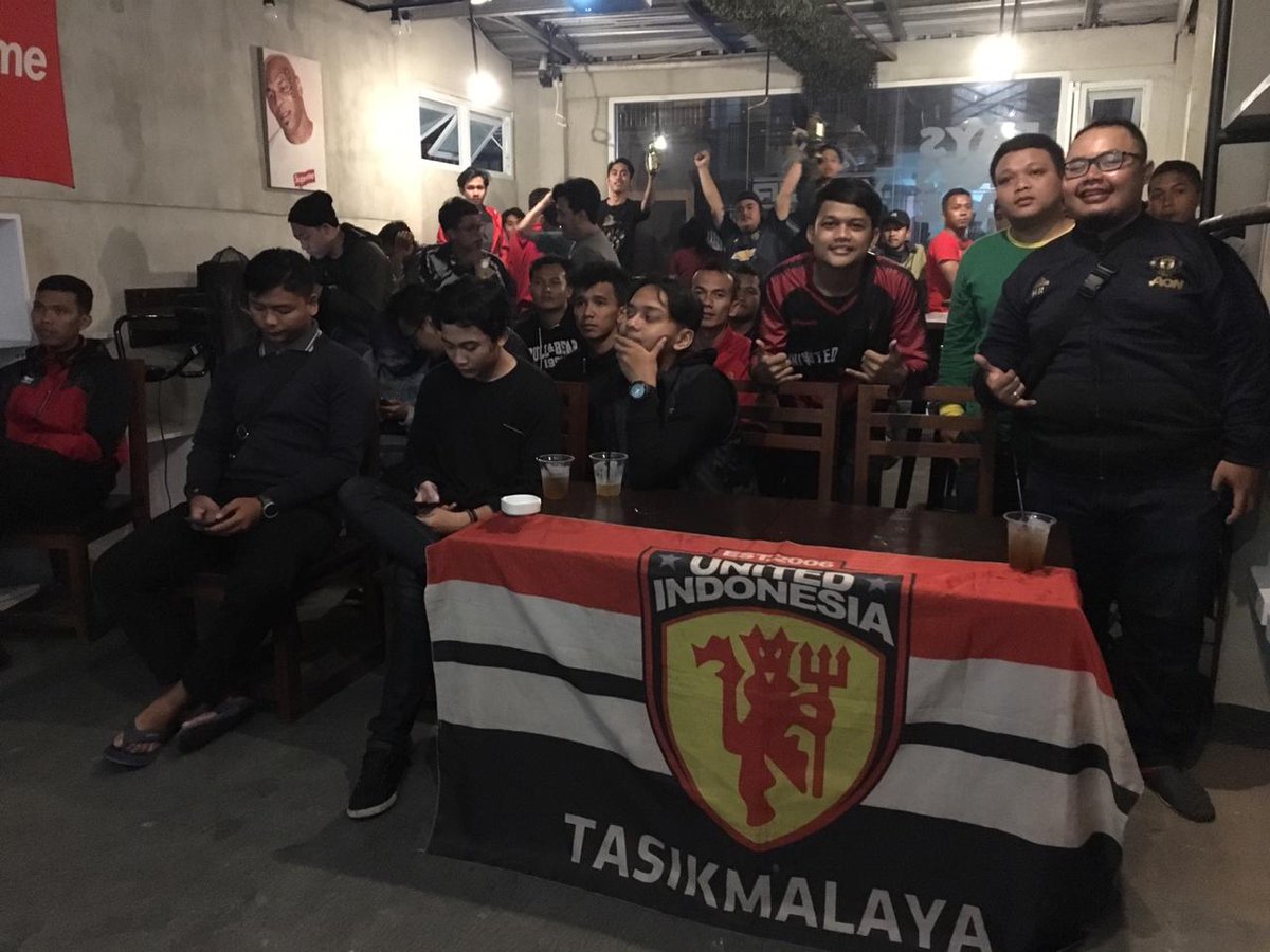 coolnotesix's tweet photo. Galeri Nonton Bareng match Leicester City vs Manchester United di berbagai chapter United Indonesia.
@UtdIndonesiaTSM
@UtdIndonesiaPML 
@UtdIndonesiaPCT 
@UtdIndo_BGO 

#UtdIndonesia 
#UnitedTogether 
#UnityForUnited https://t.co/aScZfB8w7I