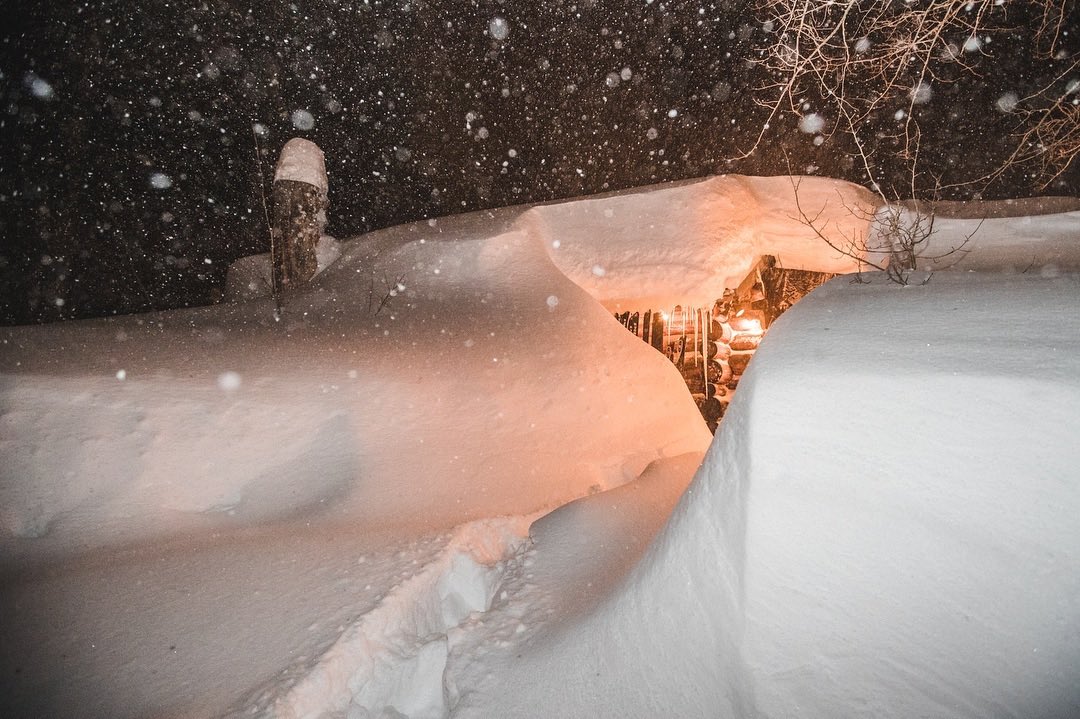 Ginger_Zee's tweet photo. Up to 96” at June Mountain, California since last Wednesday night (and it’s still snowing) ...72” in just 24 hours. Can you imagine? 📷: @MammothMountain https://t.co/iDBifrYHTW