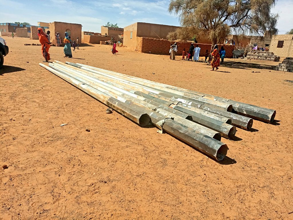 pudcsenegal's tweet photo. Implantation de poteaux électriques au village de Saracourou Thouty dans la commune de #Bokidiawé #Matam #tl221 #Afrique @snenmarche #developpement https://t.co/YB8qINhlED
