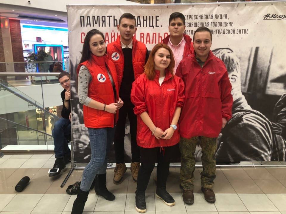 onf50's tweet photo. В годовщину 76-летия победы под Сталинградом подмосковная команда «Молодежки ОНФ» присоединилась к всероссийской акции «Память в танце. Случайный вальс». https://t.co/1qEzE0Jw8P
