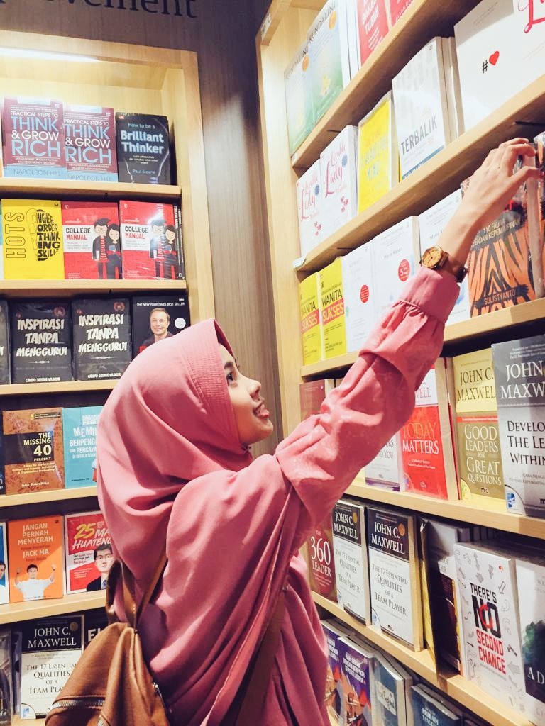 renisitompul3's tweet photo. mencintai buku itu sulit sama hal nya mencintaimu melewati lika liku kemalasan, banyak pilihan , ada tahapan tiap lembar yg kadang mendapat kesan tersirat pesan tapi ada kadang ada bosan melanda. karna mencari sesuatu yang tepat tidak bisa kutemukan diwaktu yang cepat. 
#AkuBucin https://t.co/q0LJAjf4Rm