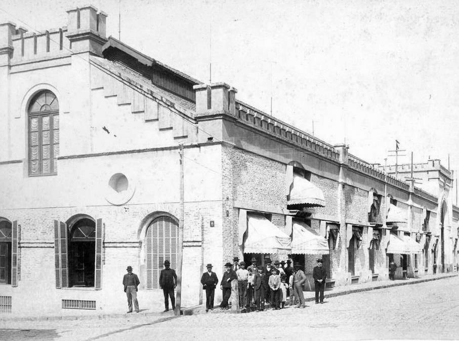 BsAs_recuerdo's tweet photo. Deposito de la Aduana en la década de 1880. Estaba ubicado en las actuales Paseo Colón y Garay. https://t.co/OF5JAPOQvB
