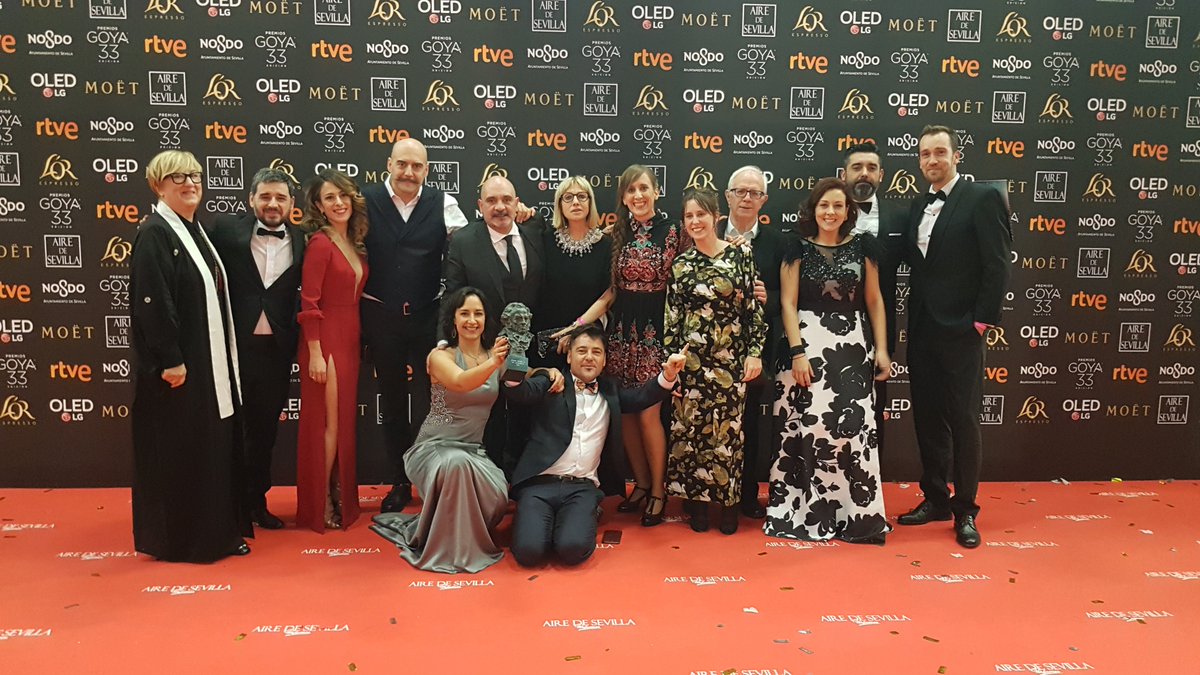 Clavna1's tweet photo. Haciendo piña en los Goya con los navarros Helena Taberna, Natxo Lopez, Andrea Jaurrieta, Joaquín Calderón, Arturo  Cisneros, Julia Juaniz, Itziar Garcia, Maite Miqueo, Txepe Lara, Lorena  Ares, Carlos Fernandez, Javier Lacunza; y Amaia Remirez y Raul de la Fuente con su cabezon! https://t.co/yDHeFf2TWo