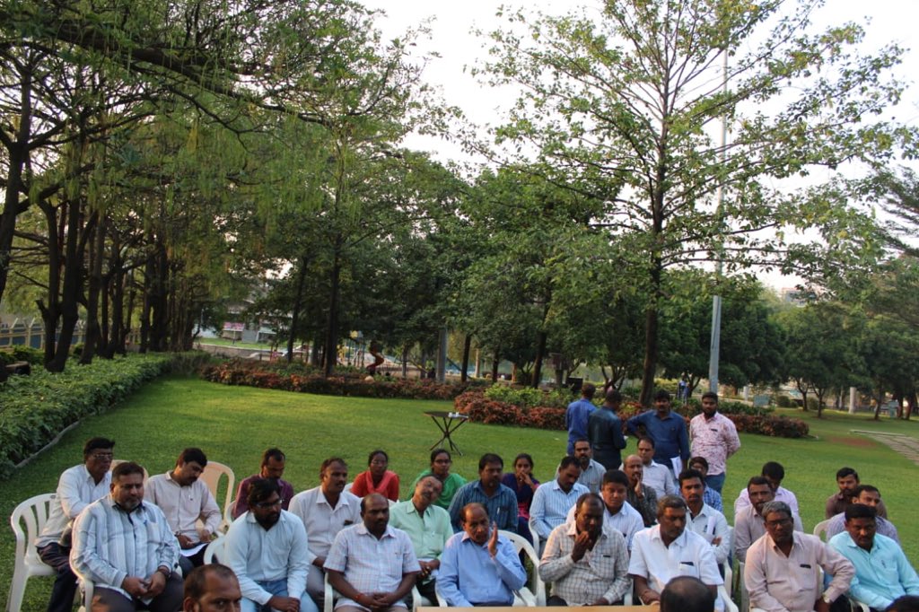 musharraf_ias's tweet photo. Reviewing parks‘ maintenance sitting at J. Vengalrao park with Horticulturalist, engineers and contractors

It’s undoubtedly a more peaceful workplace 🌱 🌲 🌳 

@KTRTRS  @arvindkumar_ias @CommissionrGHMC https://t.co/MrHPNoBP7Z