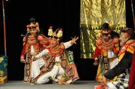 Along the way he conquers other lands and marries their princesses, but he can't forget his good "friend" Panji Semirang, who he STILL thinks is a man. Candra Kirana by now has taken on a new disguise as a gambuh performer, a type of Javanese dance-drama