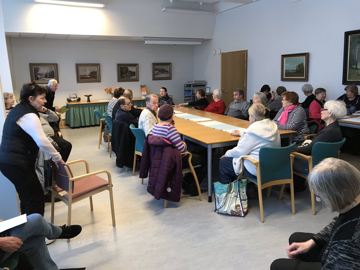 Tia_Makinen's tweet photo. Digikinkerit Nastolassa veti kunnantalon täyteen senioreja, jotka haluavat oppia digitaitoja ja sähköistä asiointia. #digitaidot #kaikkioppii #eipelkoa #digitalisaatio #digitaitoprojekti @LahdenKaupunki https://t.co/noHbuk9I0b