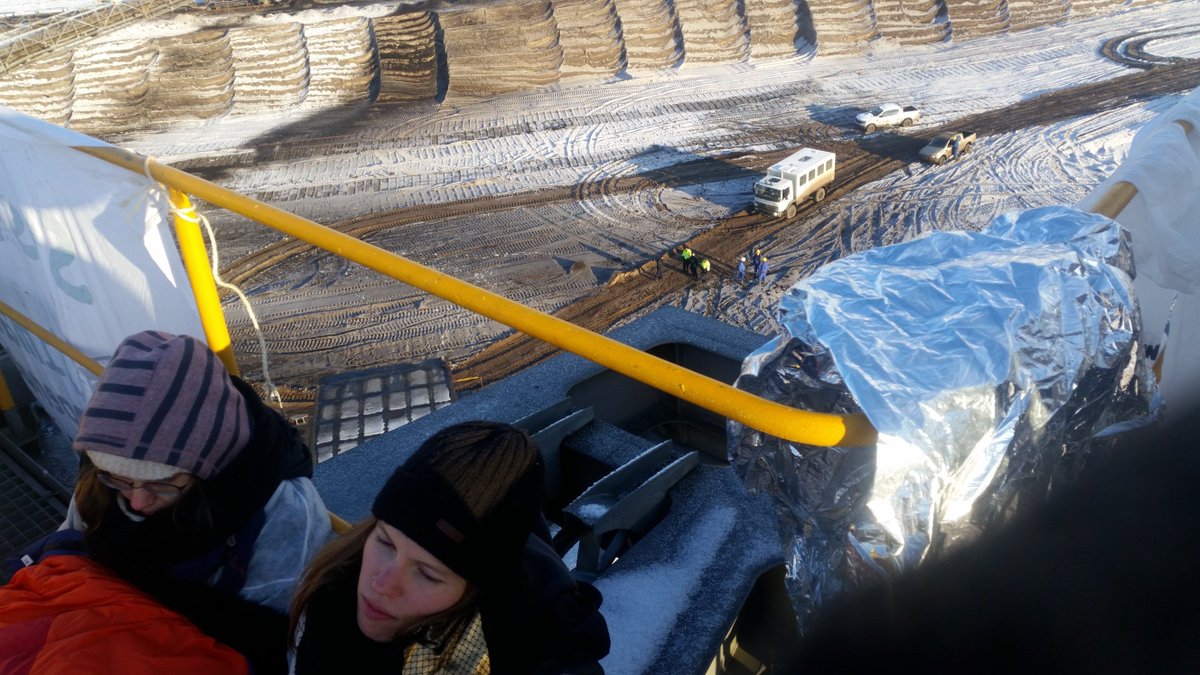 Wir sind #unräumbar! Mittlerweile hat hier auch mal der Werkschutz und die Polizei vorbeigeschaut. Scheinen eher ratlos. Dabei sind wir verhandlungsbereit - #Kohleausstieg jetzt und wir kommen runter!😙#KeinKonsens #BaggerStoppen