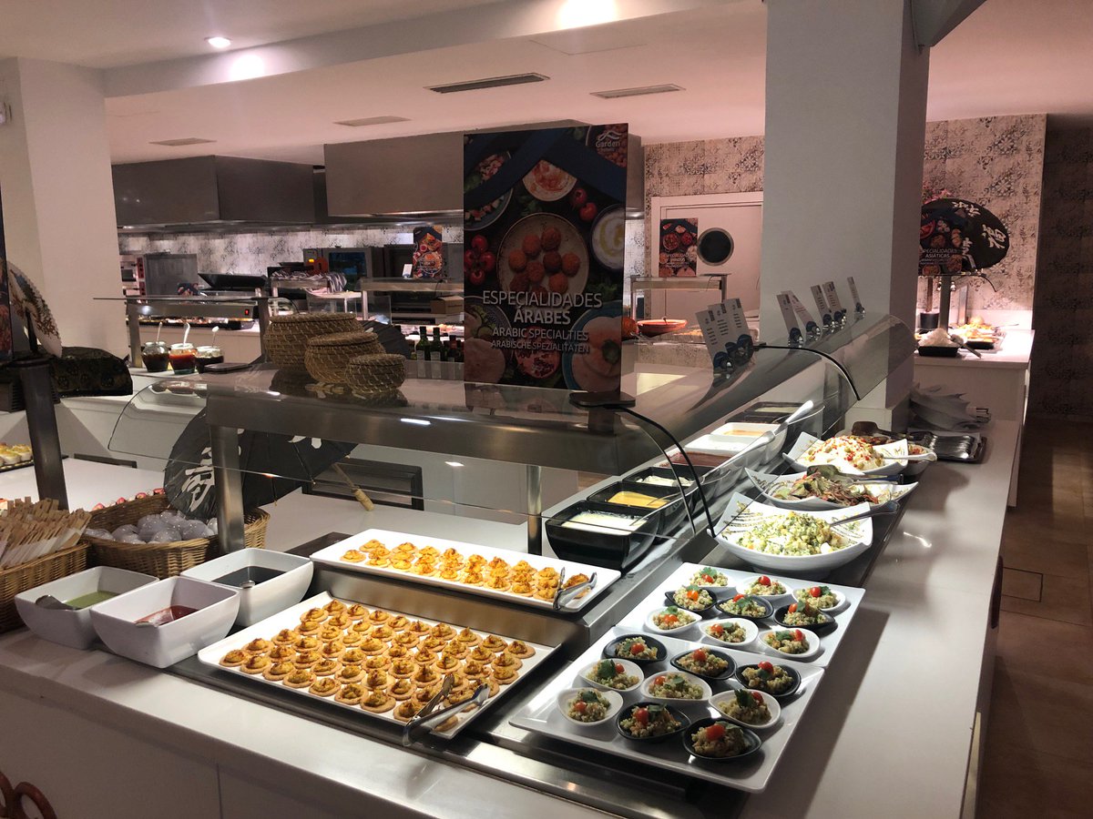 gardenhotels's tweet photo. This weekend has been celebrated at the #AlcudiaGardenAparthotel the  #CulinaryAroundTheWorldTrip, with dishes from around the world, as well as the #GardenChef contest for family cooking. A real success! #GardenExperience #FamilyConexion https://t.co/b2TzAQoIdz