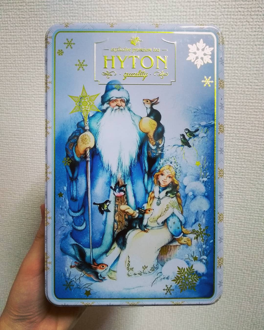 ジャ ナ ル ジェド マロースとスネグーラチカの描かれたクリスマス仕様の紅茶缶 この2人はロシア版サンタと サンタ の孫娘 雪から生まれたのだけど 雪娘ちゃんで 冬のロシアでは至るところでこのモチーフを見ることができる ロシア 紅茶缶