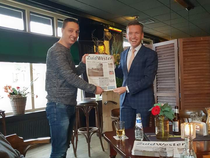 Stadsdeelwethouder <a href="/JurgenvanHoudt/">Jurgen van Houdt</a> heeft vrijdag de eerste <a href="/ZuidWester053/">De ZuidWester</a> van het nieuwe jaar (de #26steJaargang!) in ontvangst genomen. De komende week wordt de krant verspreid, ook af te halen op diverse punten in de wijken.