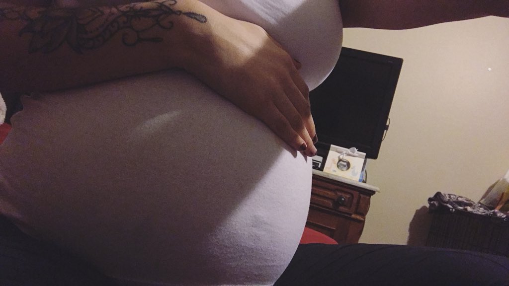 lanaexoxo____'s tweet photo. I wanna hold you in my arms already babygirl.. heading into my third trimester pretty soon ❤️ #AveryAnn https://t.co/jS6p9GnlB9