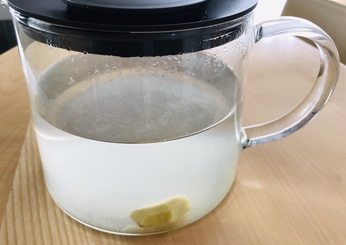 Mein persönlicher Getränkefavorit: Stück Ingwer schälen, mit ca. 1,5 l gekochten Wasser aufgießen, wenn es lauwarm ist, noch Saft von 1/2 Zitrone 🍋 zufügen und genießen.    Schmeckt auch kalt sehr gut. #vegandrink