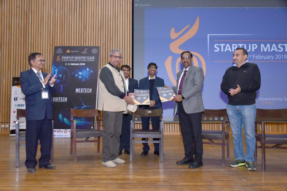 NITIAayog's tweet image. #NITIAayog Principal Adviser @AnilShri &amp;amp; Dean (DoRA) @IITKanpur Dr B.V. Phani signed Statement of Intent (SoI) between NITI Aayog &amp;amp; IIT #Kanpur. 

SoI aims to promote upcoming #startups by organising Startup Masterclasses in Tier-2 &amp;amp; Tier-3 cities across #India.