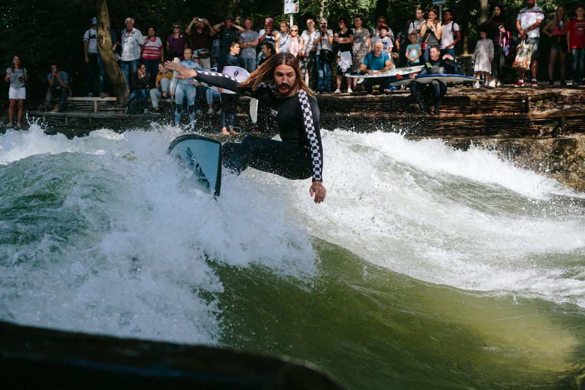 SurfSessionMag's tweet photo. Direction #Munich et la #EisbachRiver pour Dylan Graves !
Le spot le plus peuplé que @casualslice ait eu à surfer. Celui aussi où il est le plus difficile de se faire accepter ⬇️ #Allemagne #WeirdWaves
https://t.co/Zhj1O12eQA https://t.co/3iYKMLtq9n