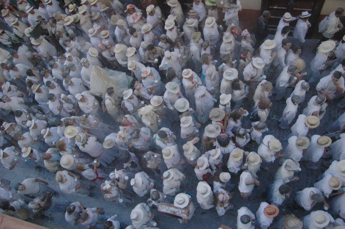 En, exactamente, un mes ¿qué sucede en #LaPalma? ¿Alguien sabe?