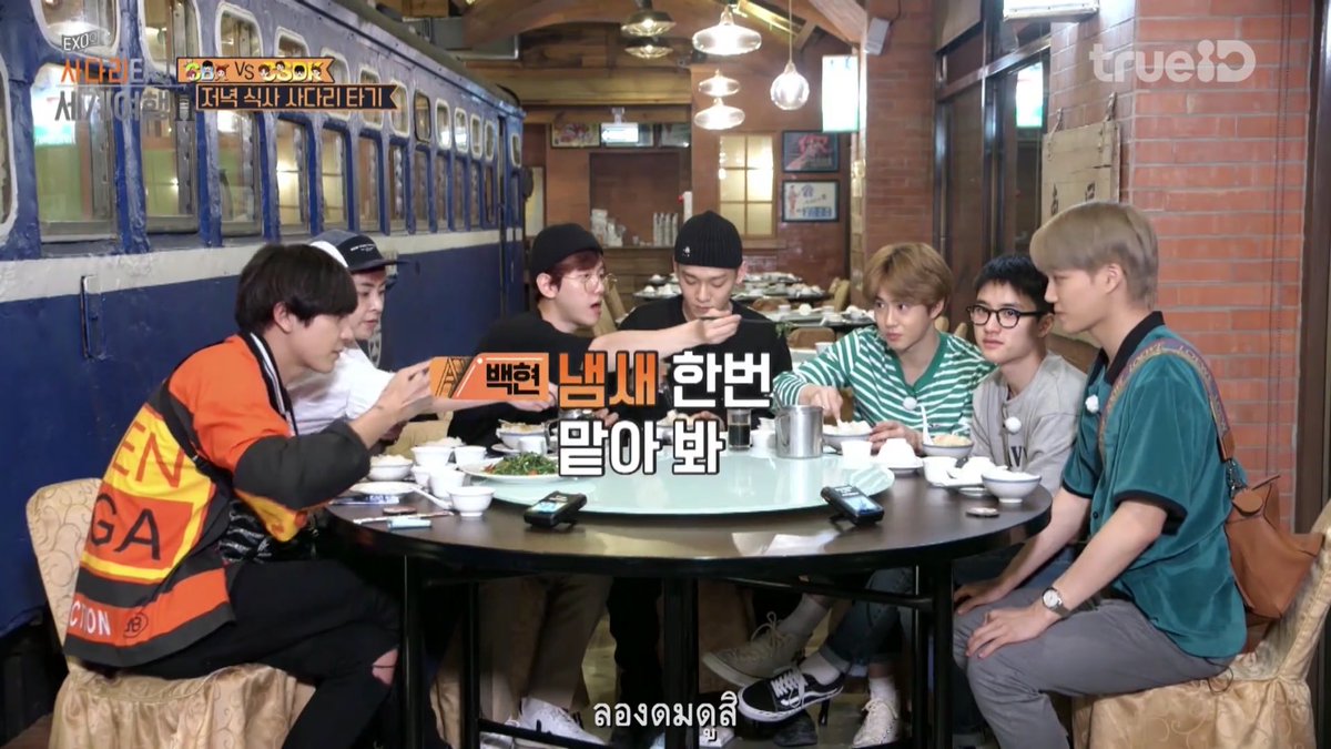 _rinare's tweet photo. ตอนนี้ยิ่งโคตรน่ารักกกก คยองซูขอชานยอลดมกลิ่นอาหารแล้วพี่ไม่ให้ดมเลยเอามือกวัก ๆ แบคฮยอนเห็นปุ๊บคีบแล้วยื่นให้ดมปั๊บเลยตามใจสุด บ้าจริงฉันจะล้มแล้ว 😭😭😭😭😭😭 https://t.co/uEhO8IQ346
