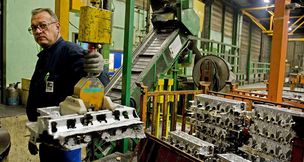 froudier's tweet photo. Victime de la baisse de fabrication de moteurs diesel, la Fonderie du Poitou en redressement judiciaire. La filière auto estime que 35 000 postes sont menacés en France #CCFA_Auto @PFA_auto #Automotive (photo Nossant/SIPA)
https://t.co/rXqTueCzgM https://t.co/NAMnf5W5VC