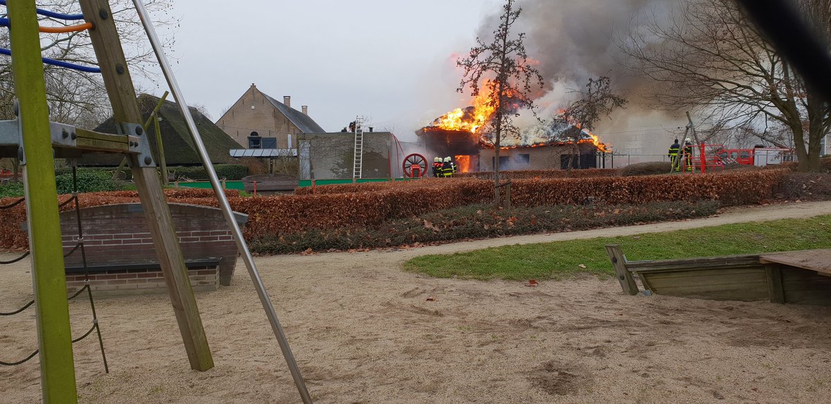 Het gehele dak van De hoge Neer in Etten-Leur staat in brand #bndestem