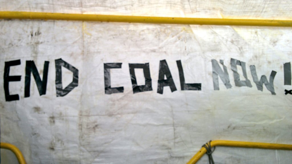 1100 Mal ein paar Fakten: Das KW Jänschwalde in Brandenburg stößt 1200g CO² pro kWh aus, womit es eines der dreckigsten Kraftwerke Europas ist. Die EPH wird nicht für die Rekultivierung belangt. Der Tagebau bedroht 2 FFH-Gebiete. Wir sagen: Schluss damit! #BaggerStoppen #EndCoal