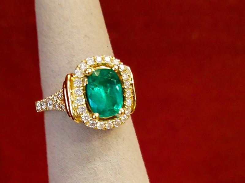 RetailersofMA's tweet image. Welcome to RAM, Medway Jewelers! Family owned for 40+ years, this shop carries a large selection of jewelry, watches, gifts, and more. #SupportMainStreet  #MemberMonday #BuyinMA
buff.ly/2MNFDnV
