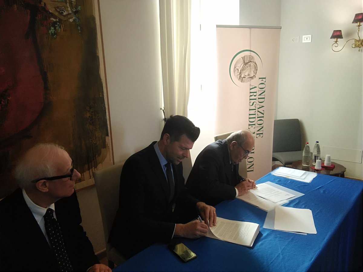 FondMerloni's tweet photo. Firmata oggi ad #Ancona la convenzione tra #fondmerloni e @comuni_anci #Marche: insieme a @PwC_Italia per aiutare Comuni delle #Marche in redazione del nuovo Bilancio.
Dopo @BestOfTheApps_ , anche "tribù" amministratori ha suo progetto per rispondere a #TerremotoCentroItalia. https://t.co/1FdcQu6Y9g